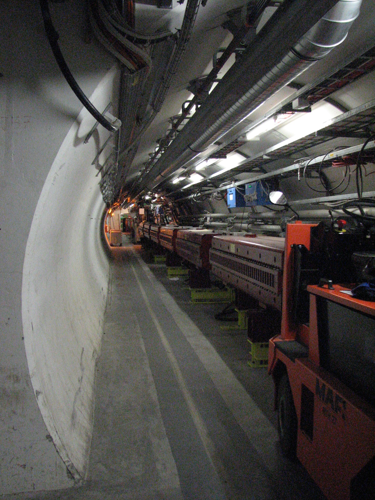 Interior del túnel del Gran Colisionador de Hadrones del CERN con los imanes del acelerador